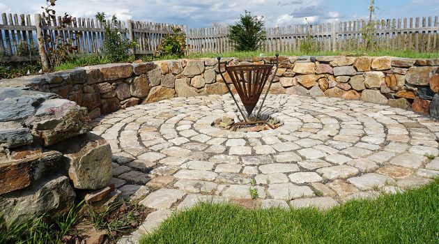 Steinkreis mit Feuerstelle